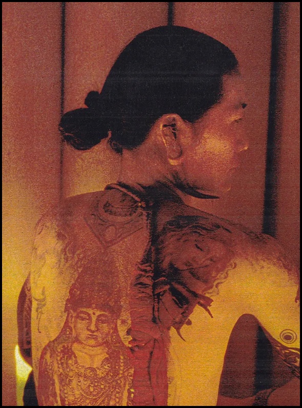キャンドル・ジュン、背中のタトゥー、2005年