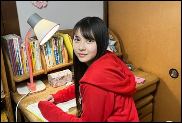 中島真白、赤いパーカーと勉強机