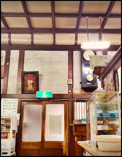 寿温泉、番台と折り上げ格天井