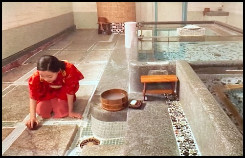 「ブギウギ」第５話より、銭湯の床掃除をする鈴子