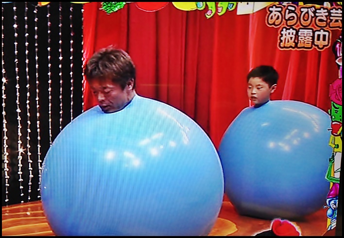 「あらびき団」で親子出演した風船太郎と風船小太郎