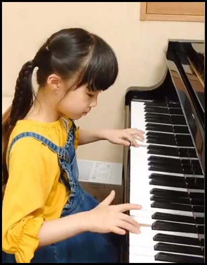ピアノを弾く長谷川愛鈴